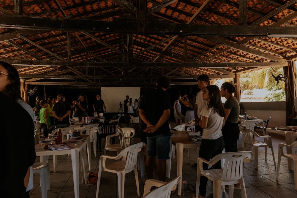 Alunos em refeição no Rango, o refeitório da Diflen Tree House