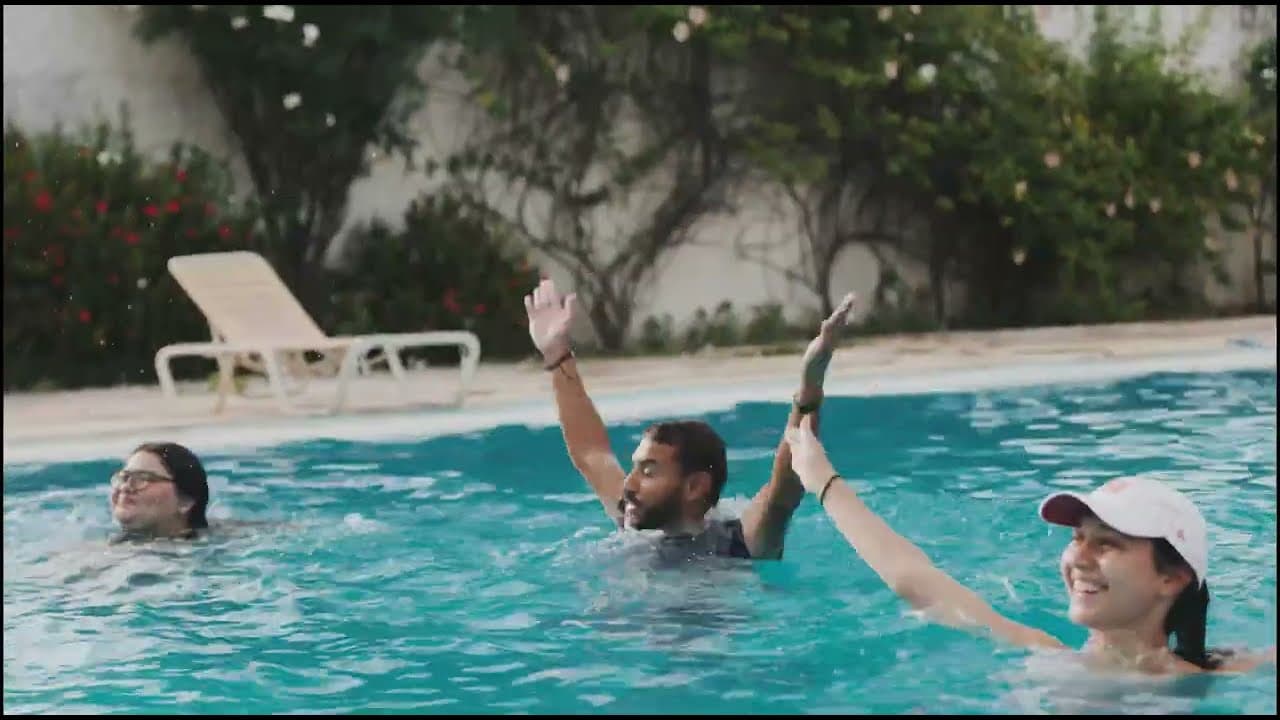 Alunos da GMS na piscina da Diflen Tree House