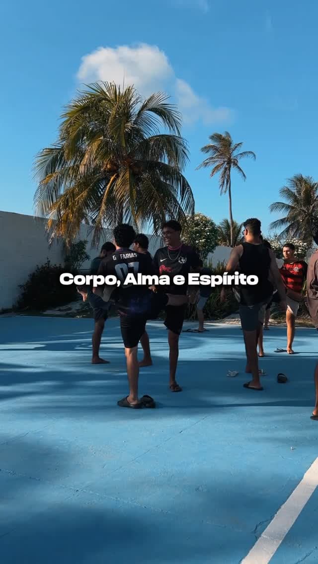 Alunos em atividade fitness na quadra