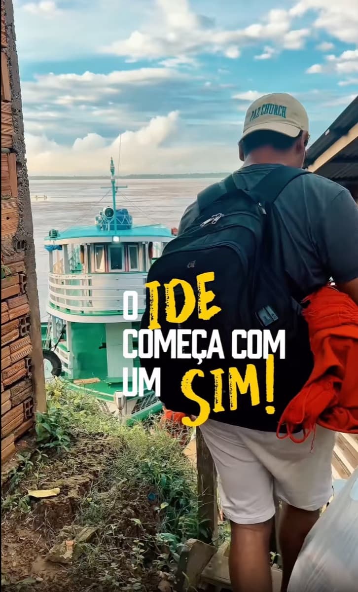 Aluno a caminho do barco para a viagem missionária