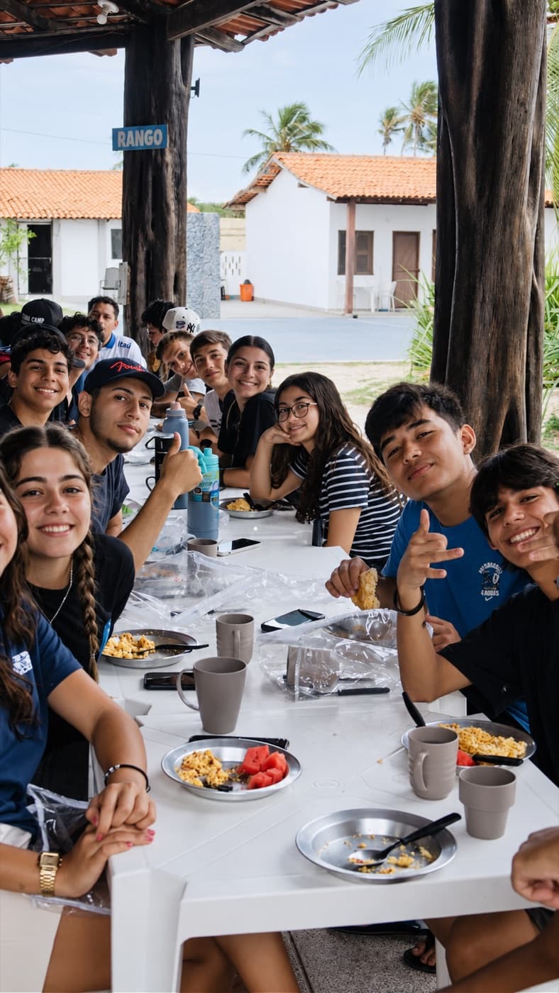 Alunos reunidos para uma refeição